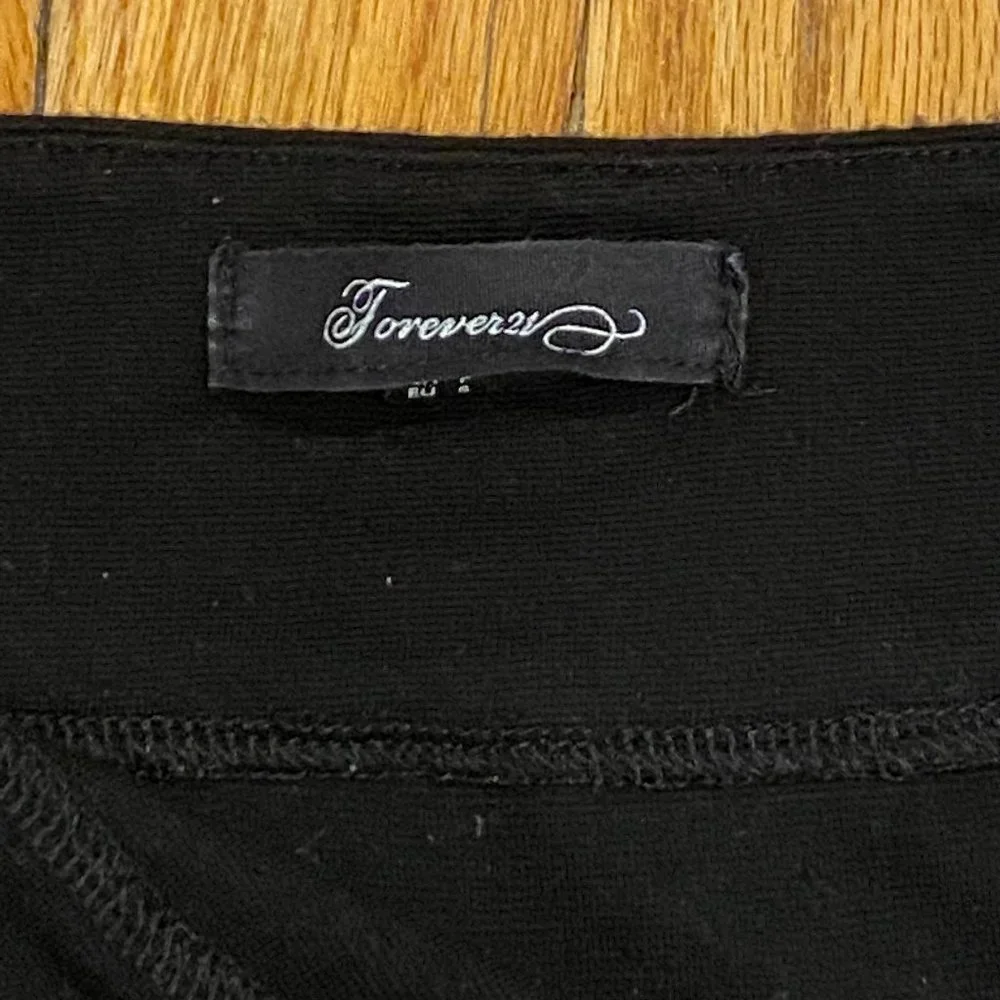 Forever 21 Women's Black Mini Skirt Side Zipper Size Small - Picture 3 of 3